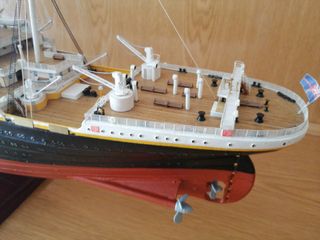 Maqueta del Titanic + 4 tomos de su Historia