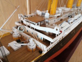 Maqueta del Titanic + 4 tomos de su Historia