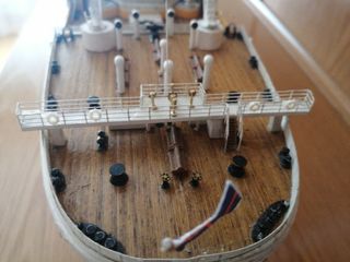 Maqueta del Titanic + 4 tomos de su Historia