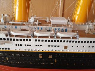 Maqueta del Titanic + 4 tomos de su Historia