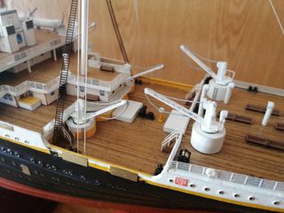 Maqueta del Titanic + 4 tomos de su Historia
