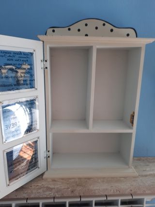 Vitrina vintage con lunares y rayas