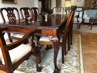Mesa comedor y sillas caoba maciza tallada.