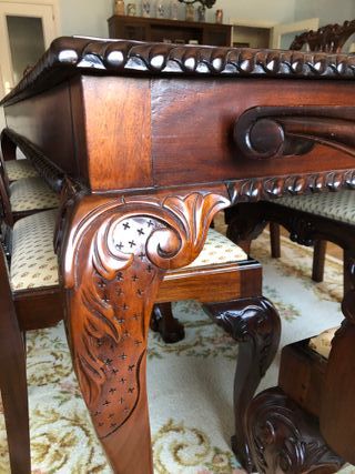 Mesa comedor y sillas caoba maciza tallada.