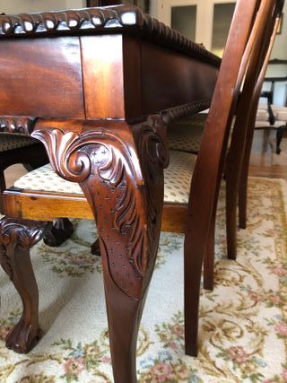 Mesa comedor y sillas caoba maciza tallada.