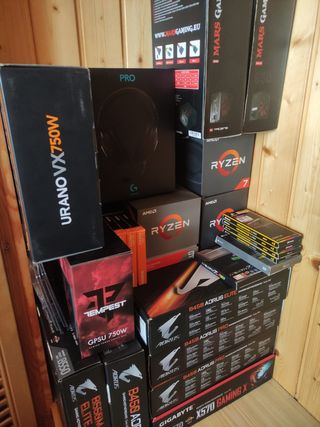 Cajas de componentes informática. Ordenadores.