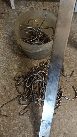 Barras de acero inoxidable y ganchos de carniceria