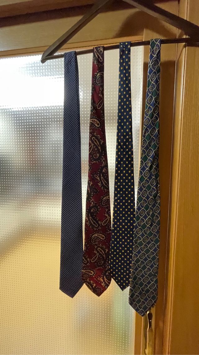 Lote de 4 corbatas estampadas de seda natural.