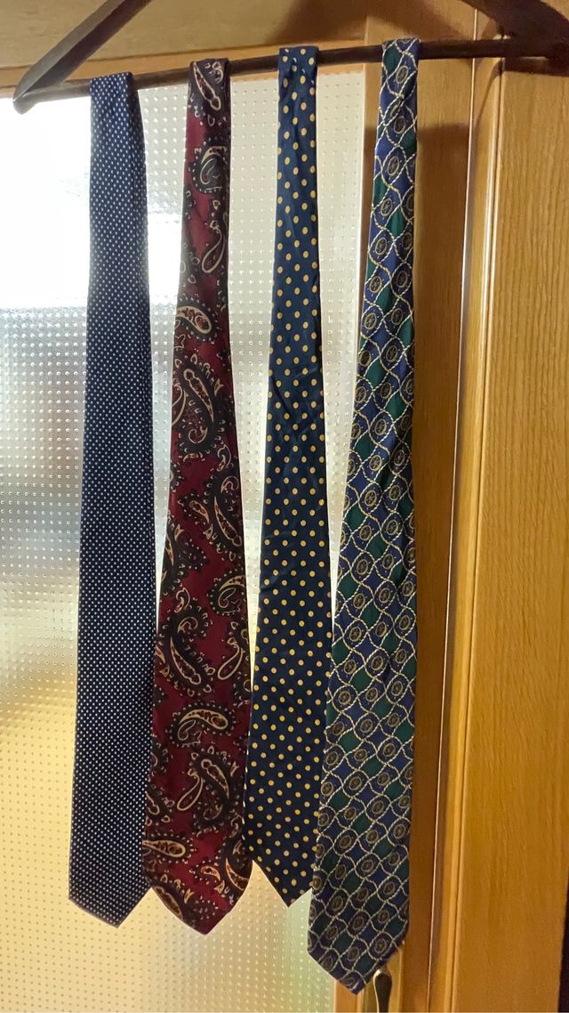 Lote de 4 corbatas estampadas de seda natural.