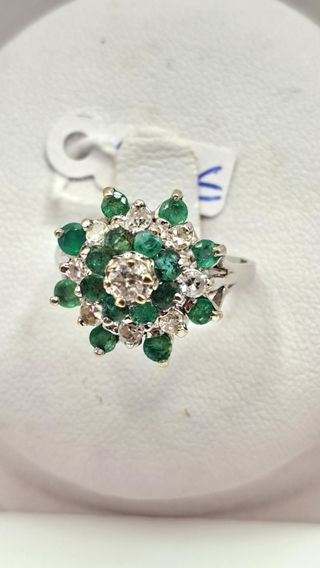 Anillo de Oro 18K Blanco con Diamantes y Esmeralda