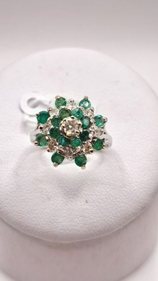 Anillo de Oro 18K Blanco con Diamantes y Esmeralda