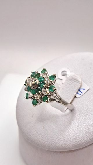 Anillo de Oro 18K Blanco con Diamantes y Esmeralda