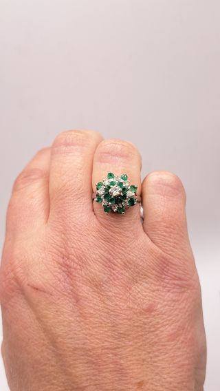Anillo de Oro 18K Blanco con Diamantes y Esmeralda