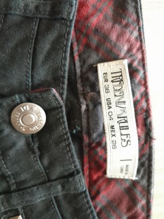 Pantalón pitillo de Zara.