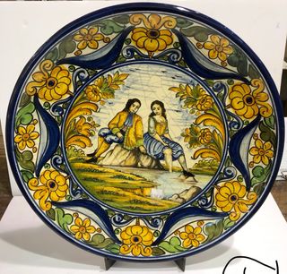 Plato decorativo de cerámica catalana. Repr. S XIX