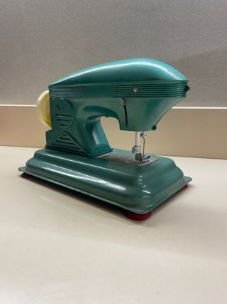 Máquina de coser a pilas antigua juguete