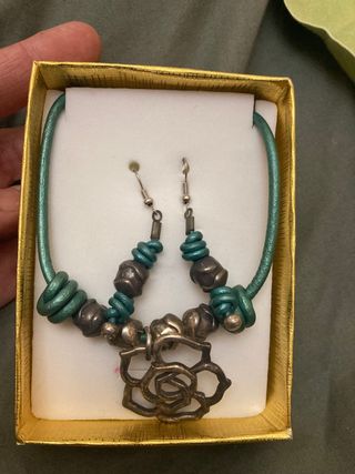 Conjunto de collar y pendientes 