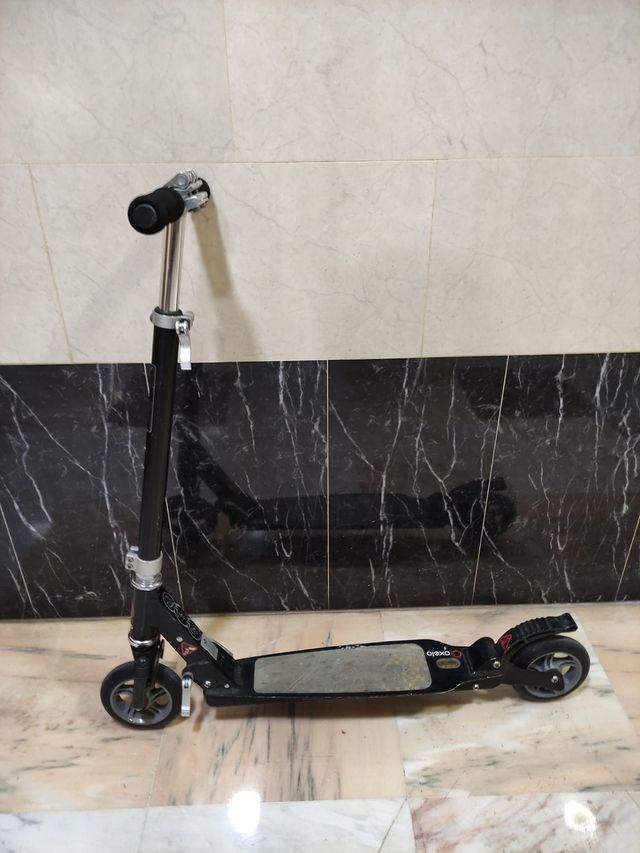 Patinete Oxelo, color negro.