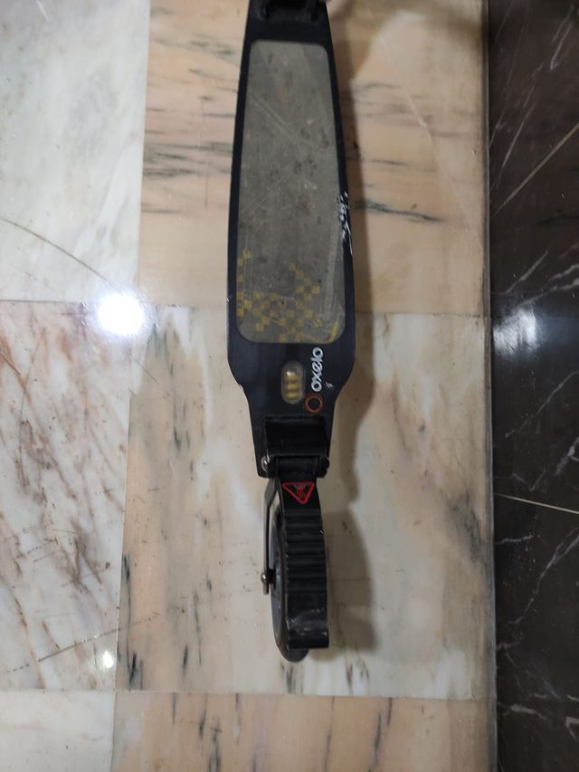 Patinete Oxelo, color negro.