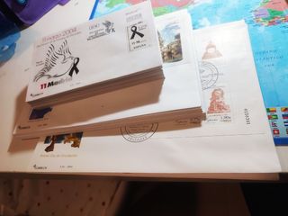 TODOS LOS SOBRES PRIMER DÍA 2004. Sellos