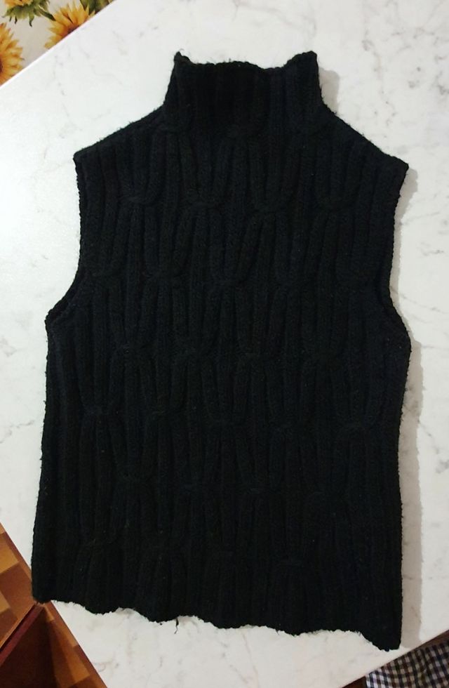 Maglioncino smanicato nero