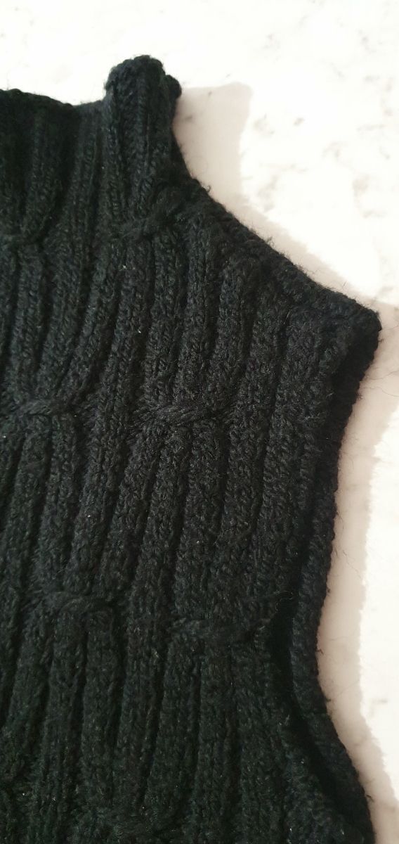 Maglioncino smanicato nero