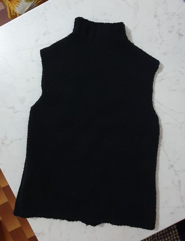 Maglioncino smanicato nero