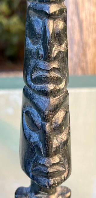 Tótem en piedra tallada