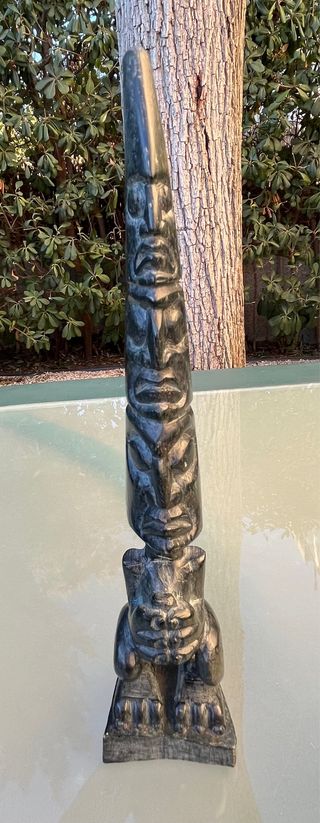Tótem en piedra tallada