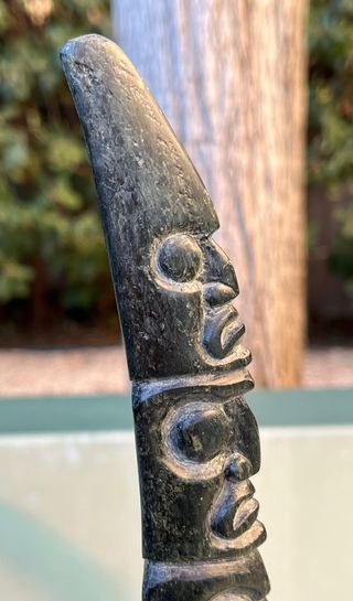 Tótem en piedra tallada