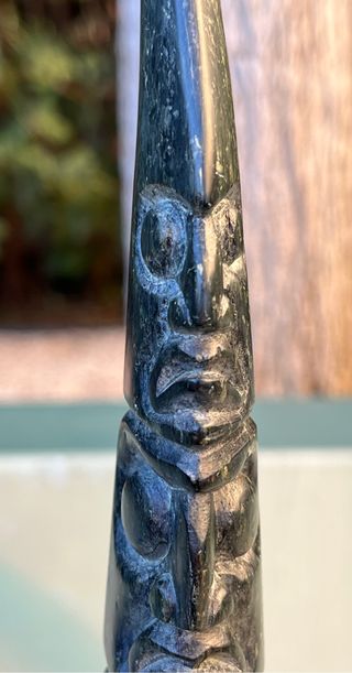 Tótem en piedra tallada