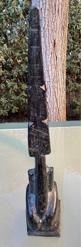 Tótem en piedra tallada