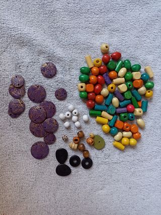 Abalorios y cuentas de madera para collares