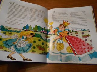 12 libros con 36 cuentos bilingües español-inglés)