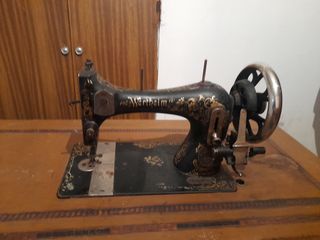 Se vende 3 maquinas antiguas de coser.