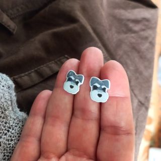 Lindos pendientes de botón de perro schnauzer