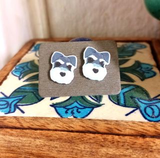 Lindos pendientes de botón de perro schnauzer