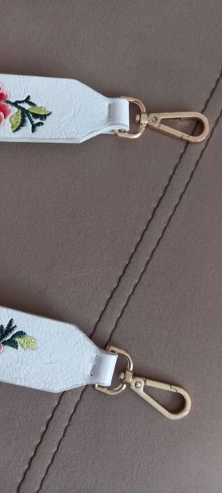 asa de cuero con flores bordadas para bolso