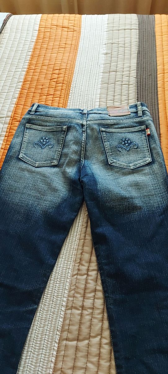 Vaqueros de campana con bordados