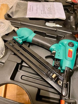 Pistola clavadora neumatica 
