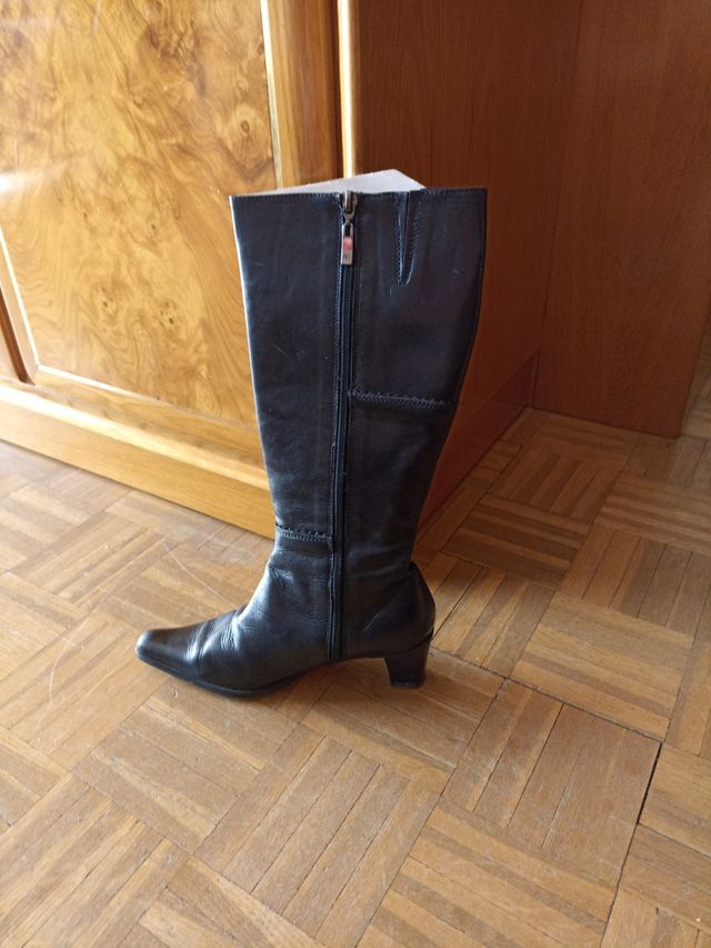 bota de piel,forrada por dentro de piel