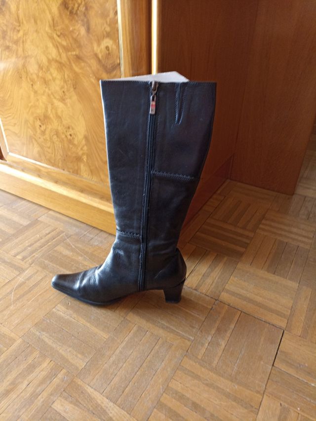 bota de piel,forrada por dentro de piel