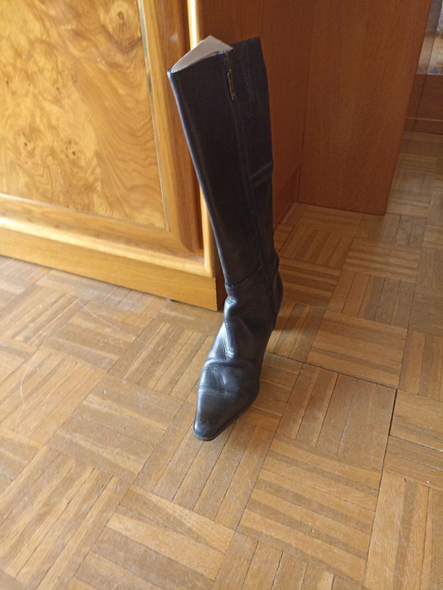 bota de piel,forrada por dentro de piel