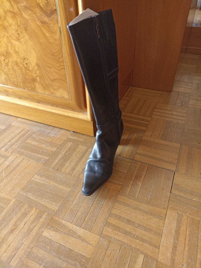 bota de piel,forrada por dentro de piel