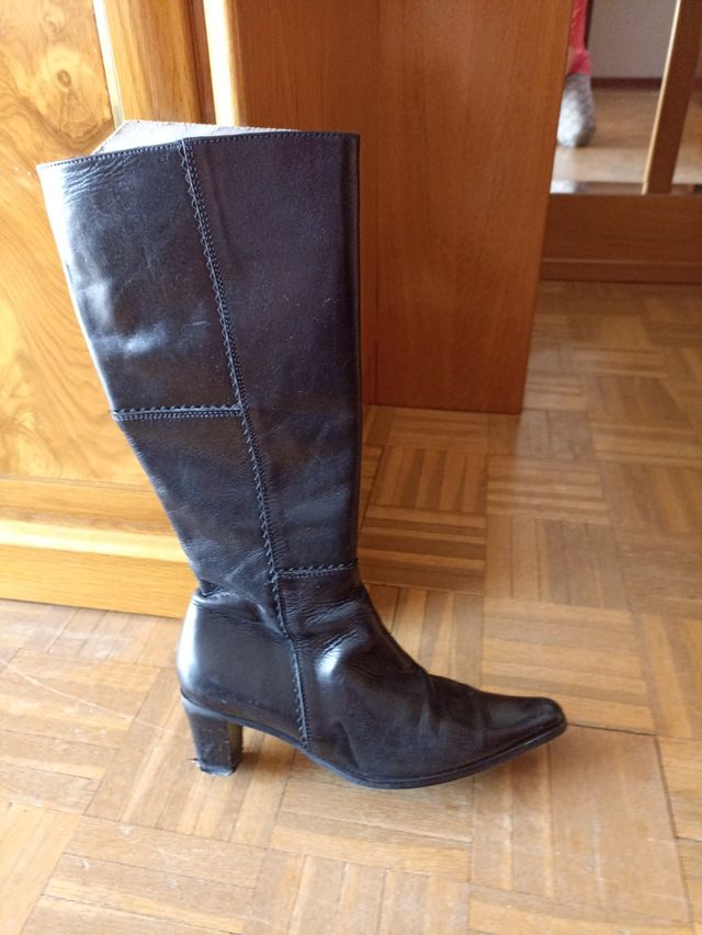 bota de piel,forrada por dentro de piel