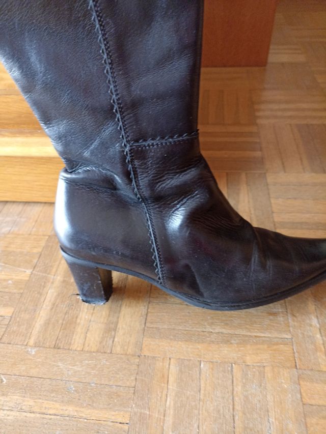 bota de piel,forrada por dentro de piel