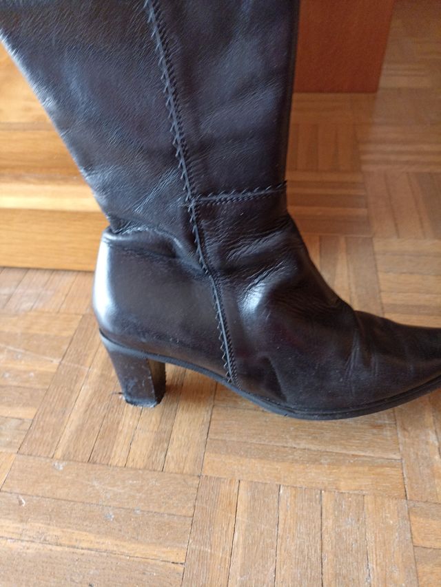 bota de piel,forrada por dentro de piel