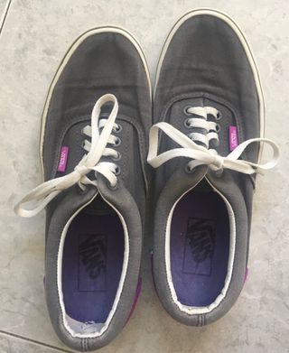 Vans grises y moradas