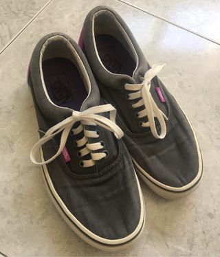 Vans grises y moradas