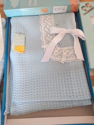 Toquilla, saco y sábanas para bebé